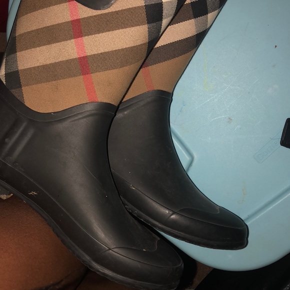 Burberry Rainboots - Picture 2 of 3